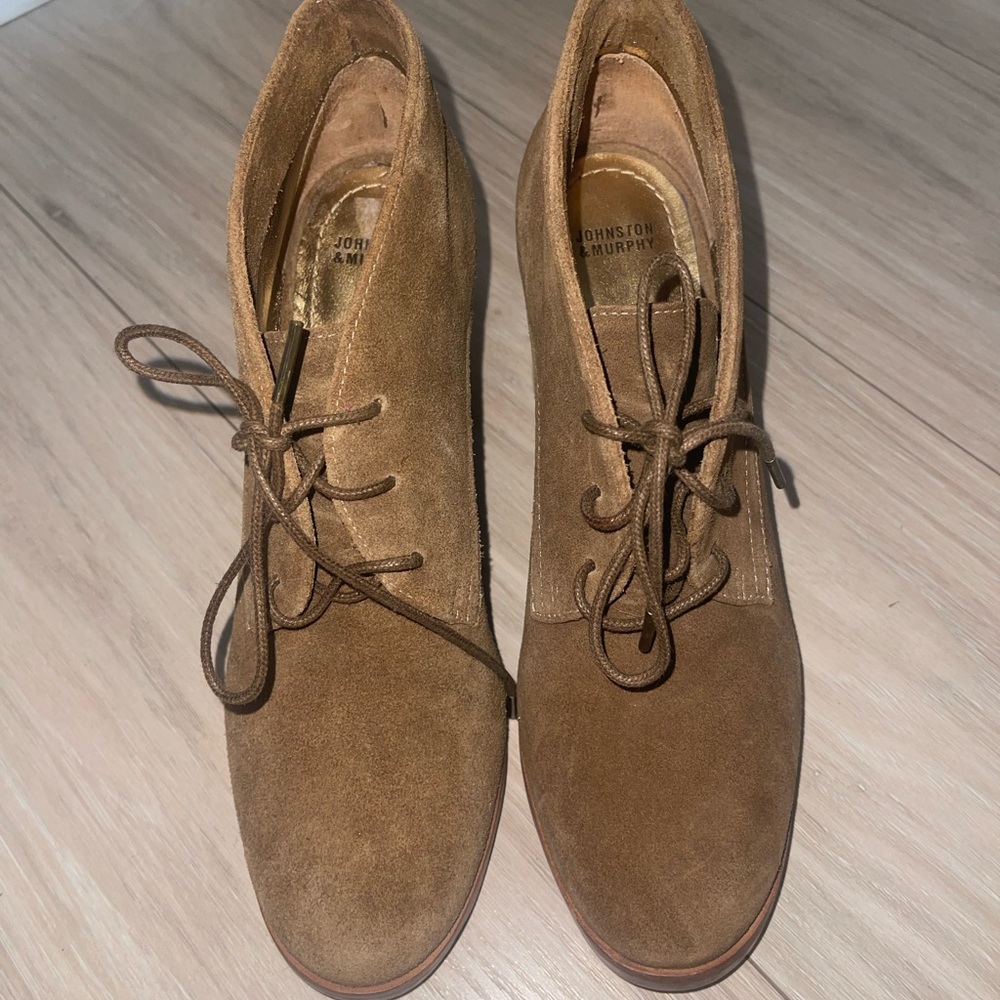 Johnston & Murphy Women's Tan Lace Up Boots 8.5 for a narrow foot
